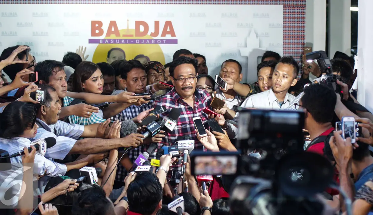 Cawagub DKI Jakarta Djarot Saiful Hidayat menjawab pertanyaan wartawan terkait penetapan tersangka kepada Ahok, Jakarta, Rabu (16/11). Djarot memuji sikap jiwa besar yang dimiliki Ahok. (Liputan6.com/Faizal Fanani)