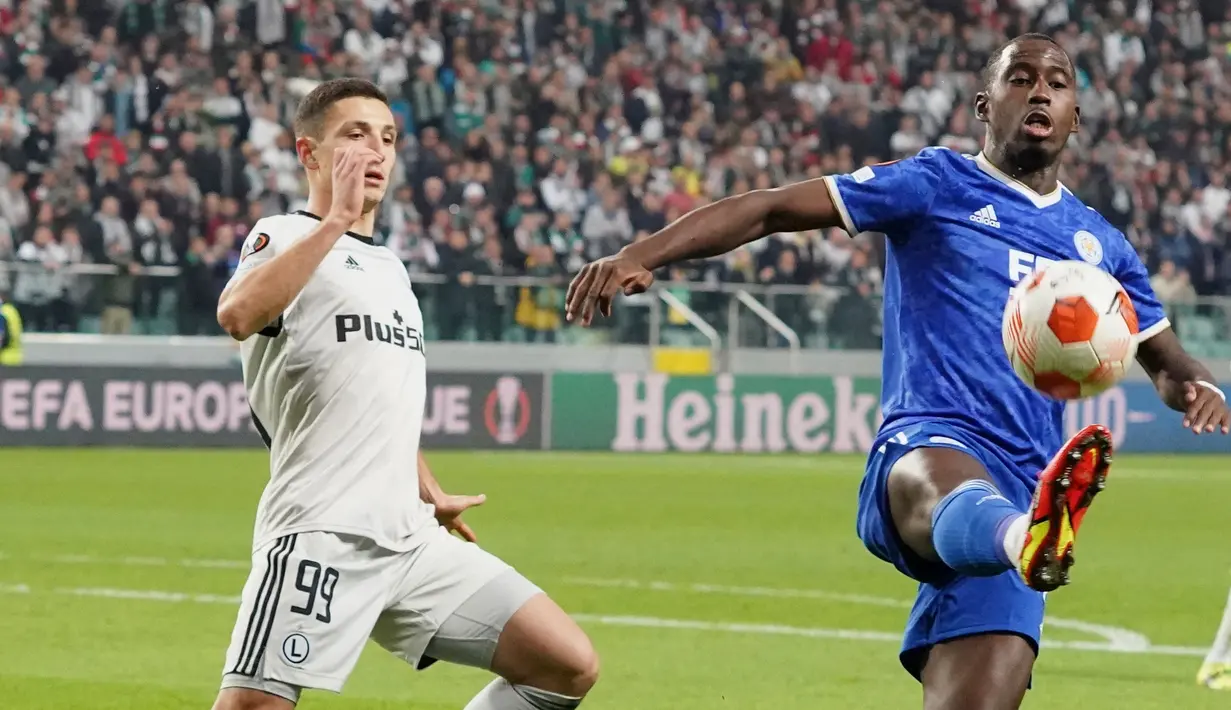 Gelandang Legia Warszawa Bartosz Slisz (kiri) dan gelandang Leicester City Boubakary Soumare berebut bola  pada matchday kedua Grup C Liga Europa 2021/2022 di Polish Army stadium, Kamis (31/9/2021). Leicester City kalah 0-1 di markas Legia Warszawa. (JANEK SKARZYNSKI / AFP)