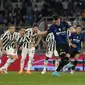 Gelandang Inter Milan Ivan Perisic mencetak gol ketiga timnya melalui tendangan penalti ke gawang Juventus pada final Coppa Italia di Stadion Olimpico, Roma, Kamis (12/5/2022) dini hari WIB. Inter Milan juara Coppa Italia 2021/2022 usai menang 4-2 atas Juventus lewat babak perpanjang waktu. (AP Photo/Alessandra Tarantino)