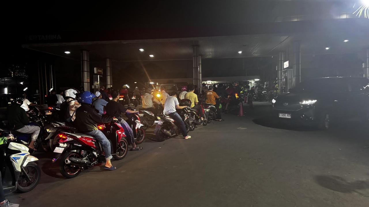 Antrean BBM Mengular di Jaksel, Warga Lega Harga Tak Jadi Naik