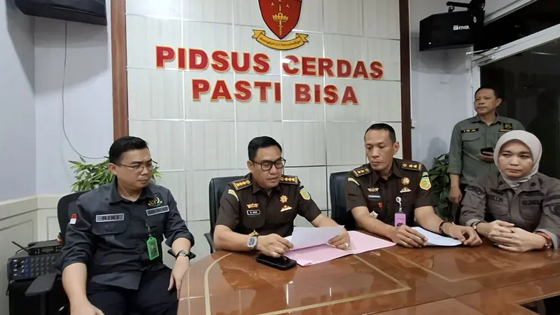 Jumpa pers pengungkapan kasus korupsi anggran proyek pengadaan pemasangan jaringan pipa distribusi SPAM Kota Bandar Lampung di Kejati Lampung. Foto : (Liputan6.com/Ardi).