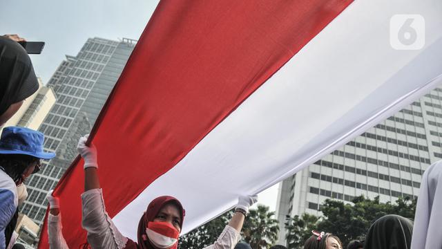 Suasana Kirab Bendera Merah Putih Raksasa