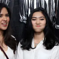 "Kita udah kenal lama dari dulu, dari Isyana pertama kali masuk industri musik. Prosesnya rekaman nggak susah, malah kita ngelawak melulu, lebih ke arah nggak pernah kerja sampai waktu udah terbuang gitu, haha," ungkap Raisa. (Nurwahyunan/Bintang.com)