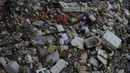 Tumpukan sampah yang terbawa arus sungai Ciliwung terlihat, Jakarta, Selasa (23/10). Dinas Lingkungan Hidup mengantisipasi terjadinya peningkatan volume sampah saat musim penghujan tiba di setiap pintu air Jakarta. (Merdeka.com/Imam Buhori)