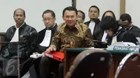 Gubernur DKI Jakarta nonaktif, Basuki T Purnama bersama kuasa hukumnya menjalani persidangan Lanjutan di Kementan, Jakarta Selatan, Selasa (17/1). Sidang ke-6 mendengarkan empat keterangan saksi dari pihak penuntut umum. (Liputan6.com/Resa Esnir/Pool)