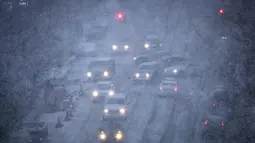 Suasana jalan di Atlantic Avenue di Brooklyn saat badai salju di New York City (7/3). Badai salju kedua yang melanda New York dalam waktu seminggu ini juga akan menimbulkan kekhawatiran akan putaran listrik lainnya. (Drew Angerer/Getty Images/AFP)