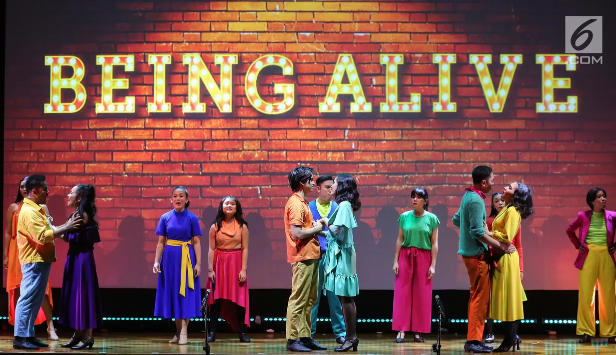 Pemain menghibur penonton pada pertunjukan broadway bertajuk What I Did For Love di Soehanna Hall, Jakarta Selasa (27/8/2019). Untuk pertama kalinya 13 peserta terpilih Indonesia Menuju Broadway yang telah tampil di teater broadway New York menghibut penonton di Jakarta. (Liputan6.com/Fery Pradolo)