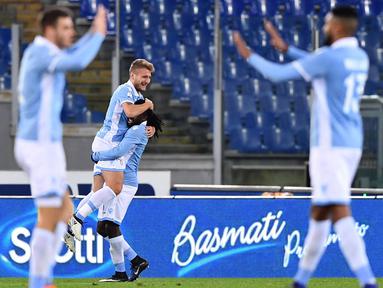 Para pemain Lazio merayakan gol Ciro Immobile (2 kiri)  saat melawan Genoa pada babak 16 besar Coppa Italia  di Olimpico stadium, Rome, (18/1/2017).  (EPA/Ettore Ferrari)