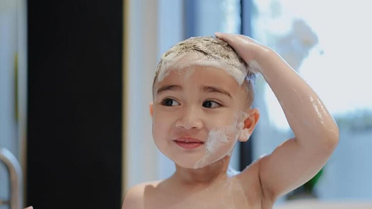 Potret Rayyanza Mandi di Bathtub Saat Liburan, Netizen Heboh: Masih Kecil Tapi Gantengnya Kelewatan