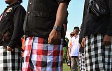 FOTO: Pasukan TNI, Polri, hingga Pecalang Dikerahkan untuk Amankan Libur Nataru di Bali