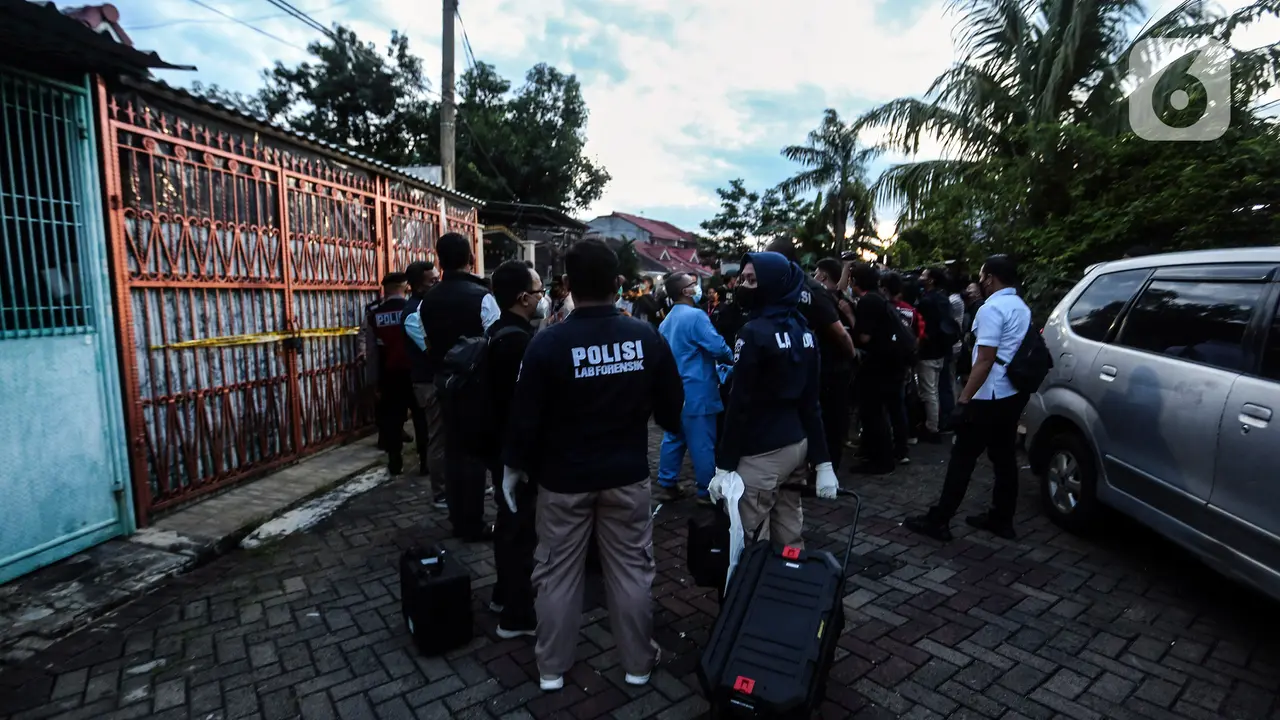 Polisi Olah TKP Kasus Satu Keluarga Meninggal di Kalideres