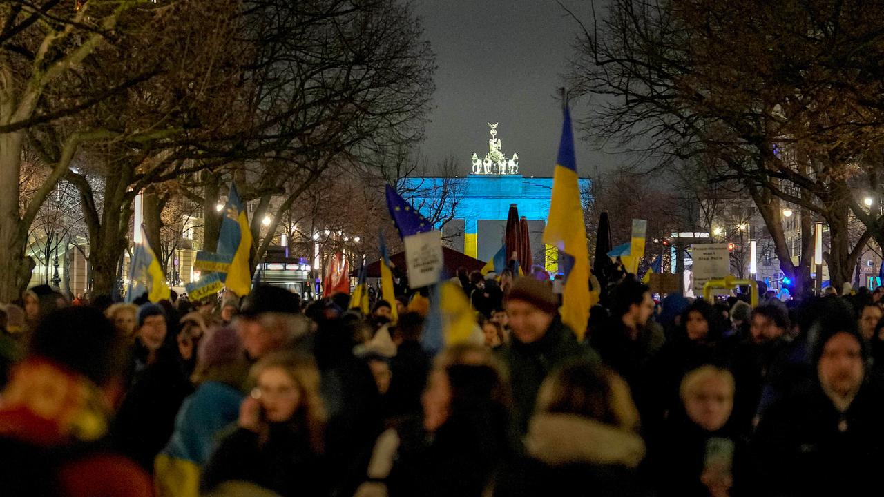 1 Tahun Invasi Rusia, Bangunan Ikonik Dunia Diterangi Bendera Ukraina