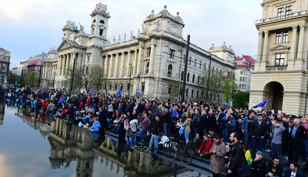 Pengunjuk rasa  memprotes aturan hukum yang bisa memaksa universitas asing menghentikan kegiatan belajar mengajar, Hungaria, Minggu (9/4). (AFP PHOTO/ATTILA KISBENEDEK)