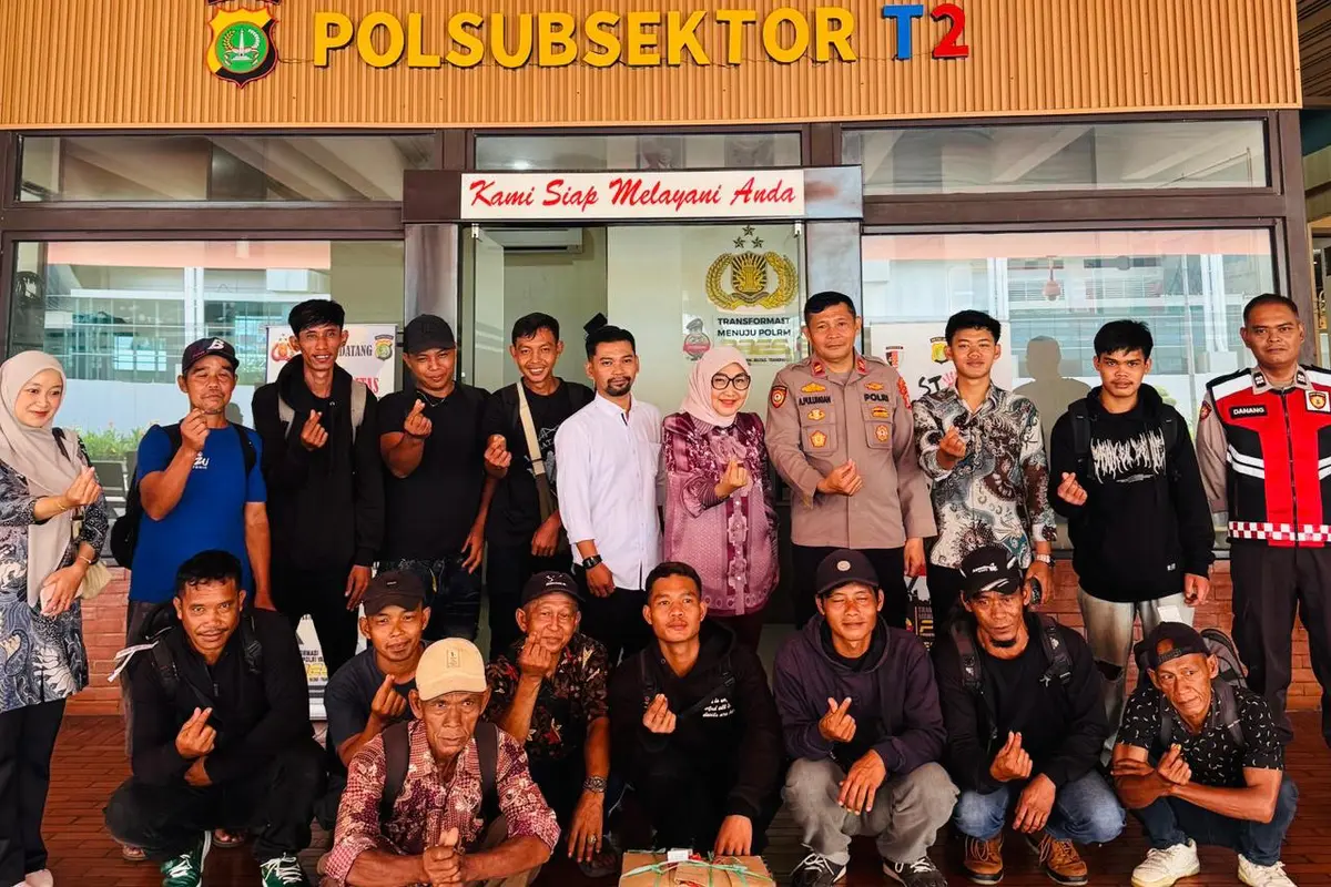 Anggota Komisi VI DPR RI, Imas Aan Ubudiyah, Bersama warga Garut dan Tasikmalaya yang menjadi korban penipuan perekrut pekerja sawit (Istimewa)