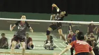 Pebulu tangkis, Tontowi Ahmad dan Gloria Emanuella, saat bertanding dalam  simulasi Piala Sudirman di lapangan Pelatnas PBSI, Jakarta, Sabtu (13/05). Simulasi untuk mematangkan persiapan menuju Piala Sudirman di Australia. (Bola.com/M Iqbal Ichsan)