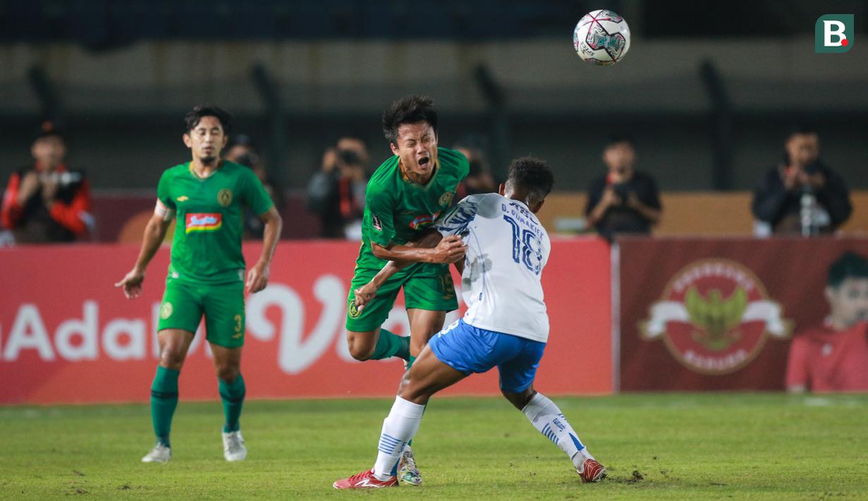 <p>Pemain PSS Sleman, Manda Cingi (kiri) berebut bola dengan pemain Persib Bandung, David Rumakiek saat laga perempat final Piala Presiden 2022 antara Persib Bandung melawan PSS Sleman di Stadion Si Jalak Harupat, Bandung, Jumat (01/07/2022). (Bola.com/Bagaskara Lazuardi)</p>