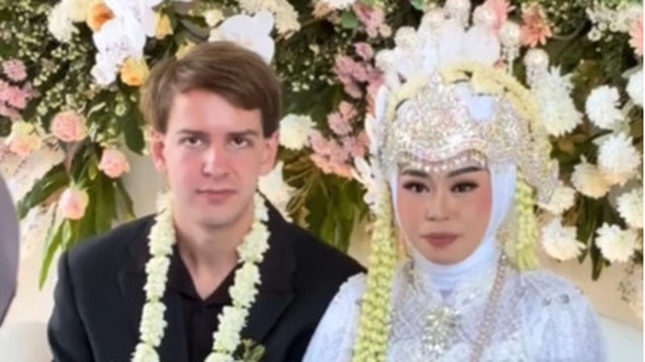 Wanita Ini Perlihatkan Tingkah Lucu Suami Bule di Hari Pernikahannya, Bikin Ngakak