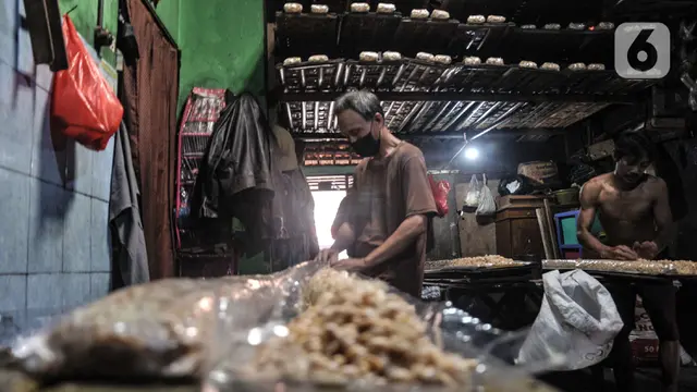 FOTO: Perajin Tempe di Tengah Lonjakan Harga Kedelai