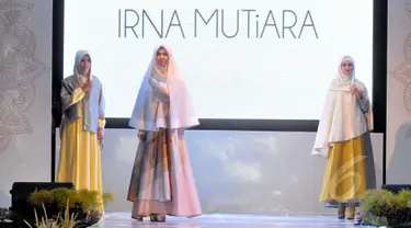 Model memperagakan busana rancangan Irna Mutiara dan siswi SMK binaan di Kudus, Jawa Tengah, Rabu (11/3/2015). Fashion show tersebut merupakan bagian dari peresmian SMK NU Banat sebagai sekolah fashion, khusus busana muslim. (Liputan6.com/Panji Diksana)