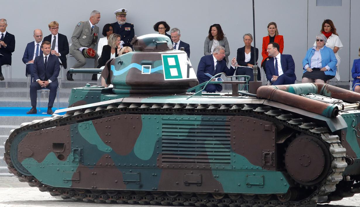 Tank Char B1 Prancis dari Perang Dunia II ditampilkan dalam upacara militer tahunan Bastille Day di Place de la Concorde, Paris (14/7/2020). Perayaan hari nasional negara tersebut juga digelar sebagai penghormatan kepada petugas kesehatan dan lainnya yang memerangi wabah pandemi. (AFP/Thomas Samson)