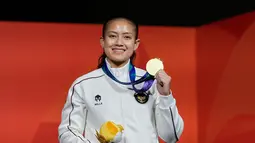 Peraih medali emas Desak Made Rita Kusuma Dewi dari Indonesia berpose di podium saat upacara penyerahan medali final nomor speed putri Asian Games 2026 di Nagoya, Jepang, Rabu (30/9/2026). (AP Photo/Dita Alangkara)