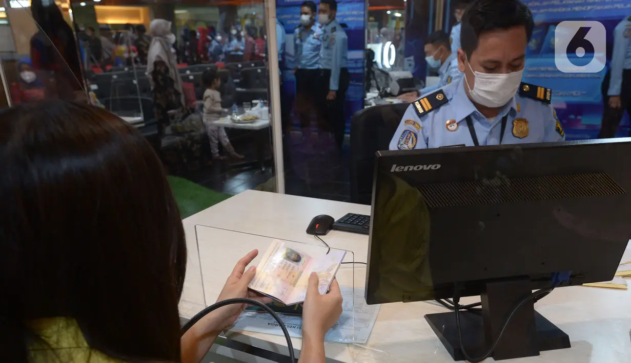 Warga membuat paspor di PGC, Jakarta, Jumat (1/4/2022). Gerai pelayanan paspor imigrasi yang ada di Mal dan Pusat Grosir Cililitan untuk meningkatkan pelayanan publik agar tidak mengantre berjam-jam untuk membuat paspor baru dan memperpanjang masa aktif paspor. (merdeka.com/Imam Buhori)