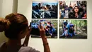 Pengunjung mengambil foto saat pameran karya fotografer Agence France-Presse (AFP) mengenai krisis migrasi di Eropa di pusat seni Bozar di Brussels (3/5). Pameran ini berjudul "Puting a Face on the Invisibles. (AFP Photo/John Thys)