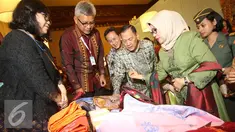 Ketum Dekranas, Mufidah Jusuf Kalla (kedua kanan), Gubernur BI Agus Martowardojo (ketiga kanan), meninjau stand peserta pameran bertajuk Karya Kreatif Indonesia di Jakarta, Jumat (26/8). (Liputan6.com/Immanuel Antonius)