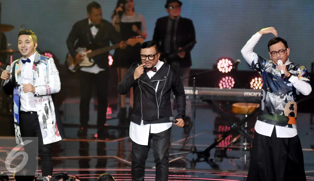 Kolaborasi antara Kahitna dan Yovie & Nuno berhasil membuat panggung HUT 26 SCTV semakin meriah, Jakarta, Selasa (24/8). (Liputan6.com/Johan Tallo)