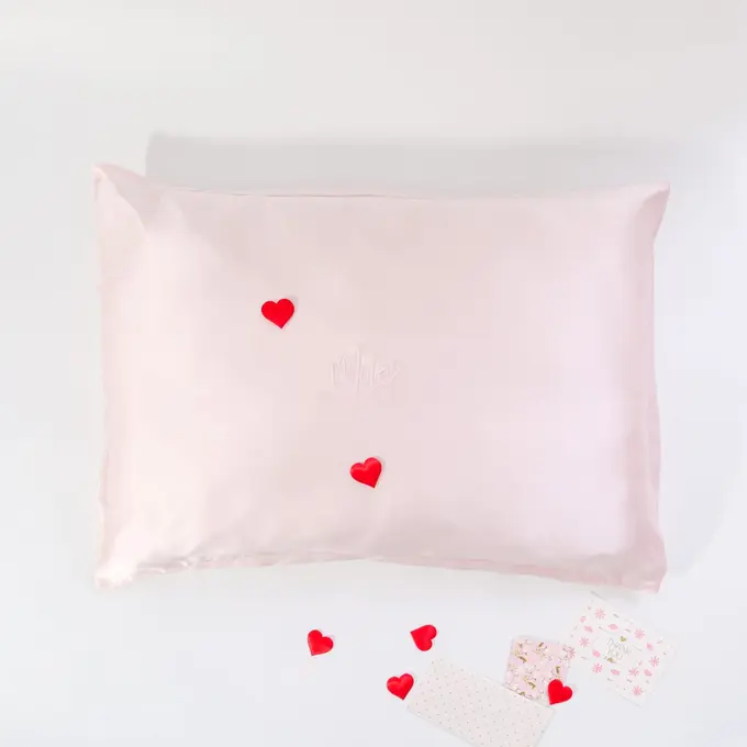 Sarung Bantal Hingga Eye Mask Jadi Kado Valentine Terunik