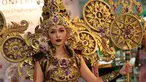 Puteri Indonesia Lingkungan 2015, Chintya Fabyola menunjukan salah satu kostum untuk dipakai di ajang Miss International 2015, Jakarta, Kamis (8/10/2015). Miss International 2015 akan diselengarakan di Tokyo pada 16 Oktober. (Liputan6.com/Herman Zakharia)