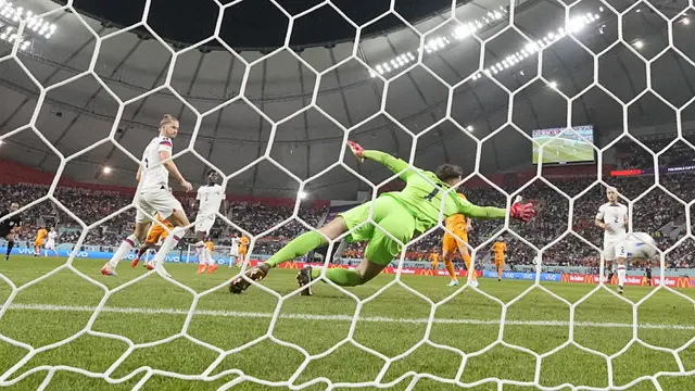 Foto: Momen Indah Daley Blind Rayakan Gol Bersama Sang Ayah, Belanda Jadi Tim Pertama yang Lolos ke Perempatfinal Piala Dunia 2022