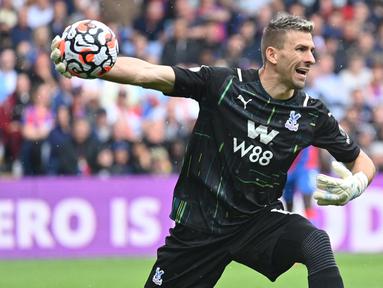 Sebagai negara dengan kultur sepak bola yang kental di Eropa, Spanyol dianugerahi banhyak pemain berbakat dari masa ke masa, tak terkecuai di posisi kiper atau penjaga gawang. Saat ini Spanyol memiliki banyak kiper hebat yang menghuni timnas senior, sehingga memperkecil peluang bagi kiper-kiper lain yang muncul belakangan. Seperti 5 kiper berikut yang nyatanya belum sekalipun menjalani debut bersama timnas senior meski tampil apik bersama klub yang dibelanya. (AFP/Justin Tallis)