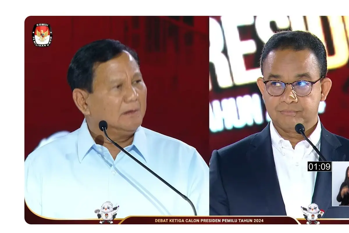 Calon presiden nomor 1 Anies Baswedan, dan capres nomor urut 2 Prabowo Subianto saat debat capres ketiga yang digelar KPU pada Minggu (7/1/2024) di Istora, Senayan, Jakarta.