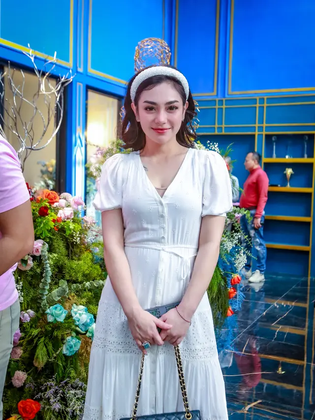 Celine Evangelista masuk dalam Bentuk Manajemen
