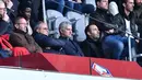 Mantan pelatih Manchester United Jose Mourinho (tengah) bersama Manajer Lille Marc Ingla dan Direktur Lille Luis Campos menonton Ligue 1 antara Lille dan Montpellier di Stadion Pierre Mauroy, Villeneuve-d'Ascq, Prancis, Minggu (17/2).(Philippe HUGUEN/AFP)