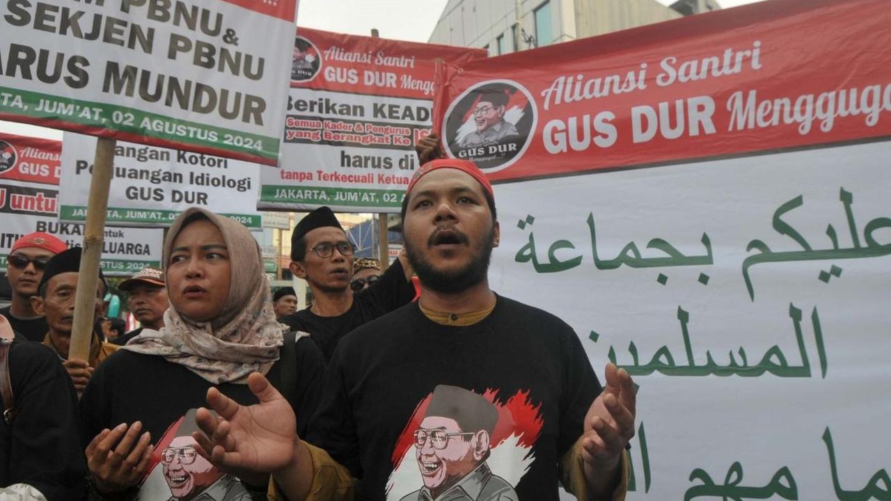 Aliansi Santri Gus Dur menganggap bahwa kepemimpinan PBNU saat ini telah melenceng dari tujuan awal pendirian organisasi tersebut. Mereka menuduh PBNU telah menjadi agen pemerintah dan lebih mementingkan politik praktis keluarga daripada kepentingan bangs