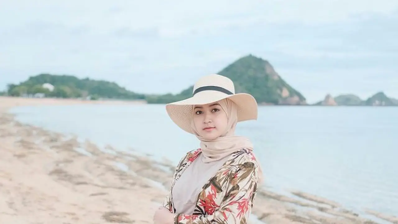 8 Gaya Berfoto di Pantai Berhijab yang Wajib Dicoba, Elegan Nan Instagenic