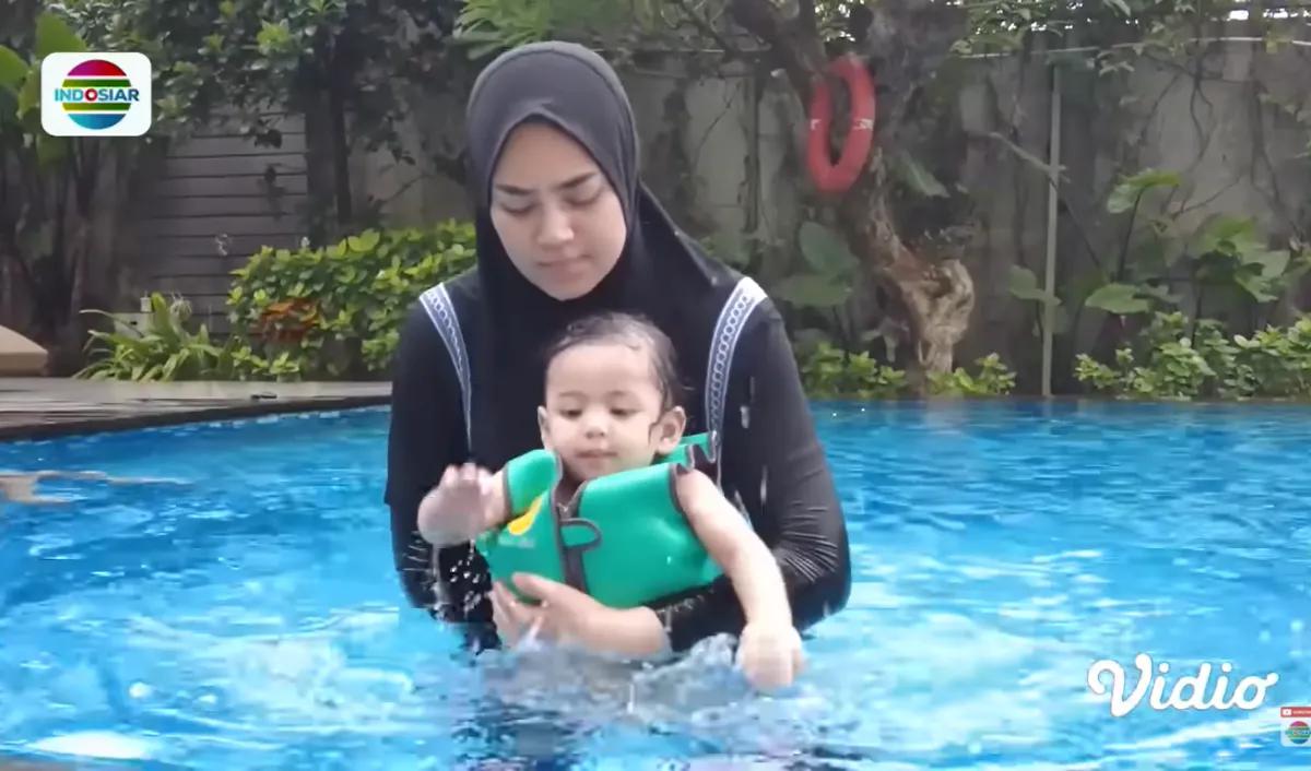 Potret Uyaina Arshad bersama Raja Urhan. Ada berbagai aktivitas yang dilakukan Uyaina bersama Urhan. Salah satunya renang yang merupakan hobi sang anak.