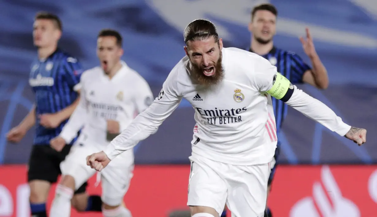 Bek Real Madrid, Sergio Ramos, melakukan selebrasi usai mencetak gol ke gawang Atalanta pada laga Liga Champions di Stadion Alfredo di Stefano, Rabu (17/3/2021). Real Madrid menang dengan skor 3-1. (AP/Bernat Armangue)