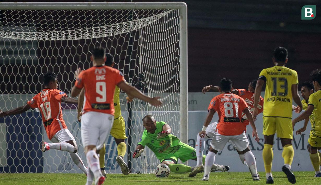 Duel baru berjalan empat menit, Persija Jakarta hampir mencetak gol namun dapat diamankan oleh kiper Barito Putera Aditya Harlan. (Bola.com/Bagaskara Lazuardi)