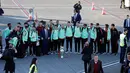 Pemain timnas sepak bola Portugal bersiap untuk berfoto bersama saat mereka tiba di bandara Medeira, Portugal (27/3). Portugal dan Swedia akan saling berhadapan pada pertandingan persahabatan, di Estadio dos Barreiros, Madeira. (AP Photo/Armando Franca)