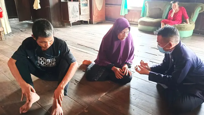 <p>Indrawati mendapatkan penjelasan dari salah satu nakes Puskesmas Air Itam PALI, tentang obat-obatan yang harus rutin dikonsumsi putranya berinisial LK, yang menderita gangguan kejiwaan. Petugas Puskesmas Air Itam PALI rutin berkunjung ke rumah Indrawati, untuk mengecek kesehatan dan memberikan obat-obatan untuk pasien (Liputan6.com / Nefri Inge)</p>