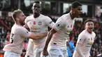 Para pemain Manchester United merayakan gol yang dicetak Marcus Rashford ke gawang Bournemouth pada laga Premier League di Stadion Vitality, Bournemouth, Sabtu (3/11). Bournemouth kalah 1-2 dari MU. (AFP/Ben Stansall)