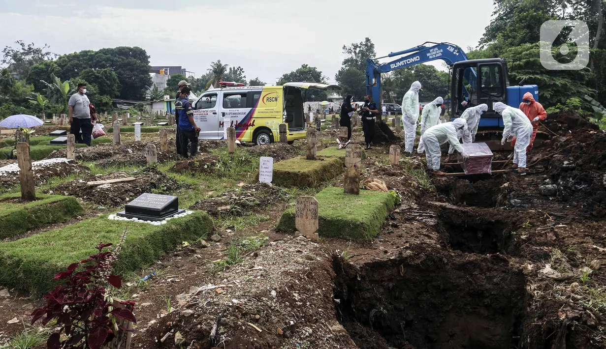 Prosesi pemakaman korban COVID-19 di Srengseng Sawah, Jakarta, Selasa (15/6/2021). Kasus COVID-19 pascamudik dan libur Lebaran 2021 terus melonjak, bahkan Jakarta saat ini memasuki fase yang amat genting karena adanya lonjakan drastis kasus COVID-19.(Liputan6.com/Johan Tallo)