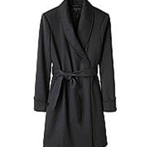 Salah satu jenis jaket/coat yang sesuai untuk tubuh dengan figur jam pasir. | Foto: copyright thechicfashionista.com