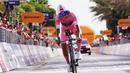 Hasil tersebut membuat klasemen klasifikasi umum (GC) semakin memanas. Eulalio sebagai pemegang jersey pink kini hanya berjarak 27 detik dari Jonas Vingegaard. (AP Photo/LaPresse/Gian Mattia D'Alberto)