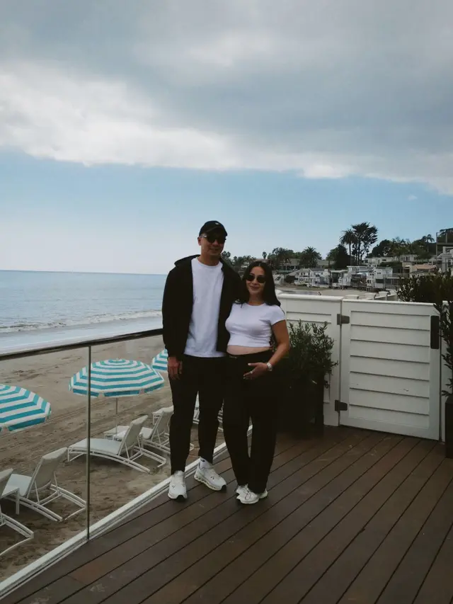 Gaya Bumil Cantik Nikita Willy Rayakan Ulang Tahun Pernikahan ke-4 di California dengan Outfit Hitam Putih yang Minimalis