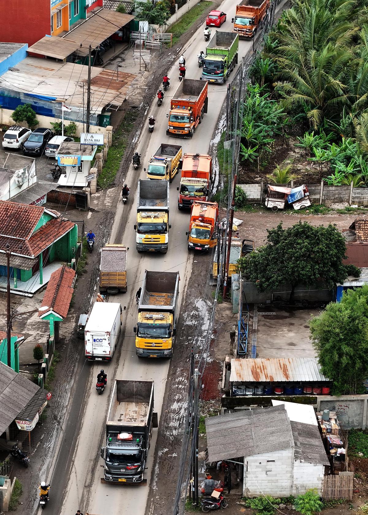 Antrean truk tambang di Parung Panjang