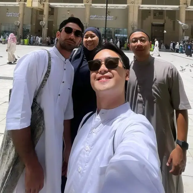 7 Potret Reza Rahadian yang Kini Jalani Umrah, Sosoknya Tuai Banyak Sorotan